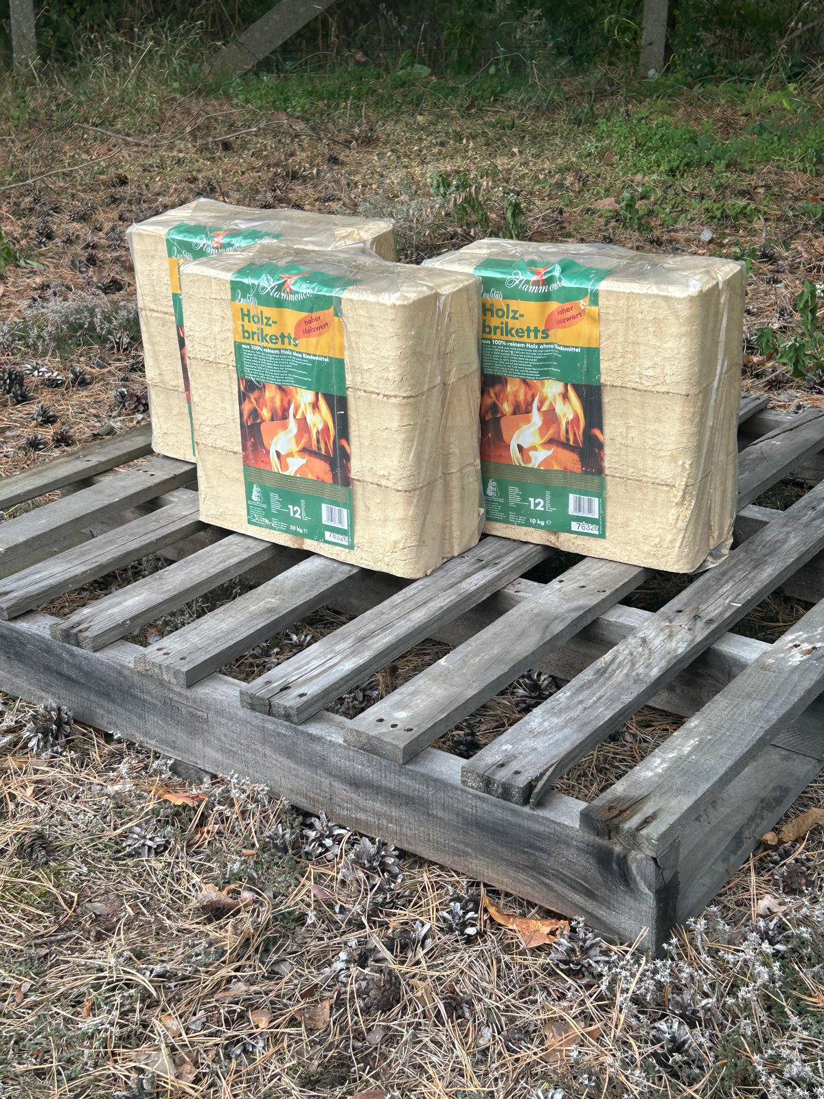 Flammenco® Holzbriketts auf einer Palette